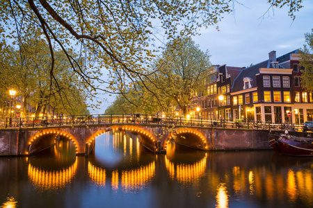 著名的黄昏荷兰阿姆斯特丹运河之一