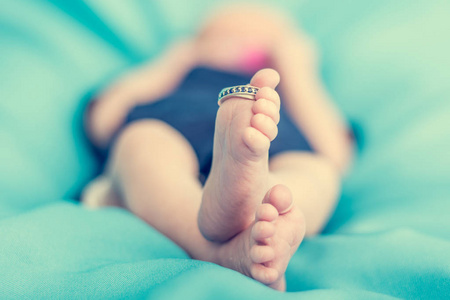 新生儿脚戴着婚戒的特写
