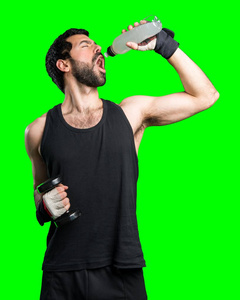 运动员做举重饮用水苏打水图片