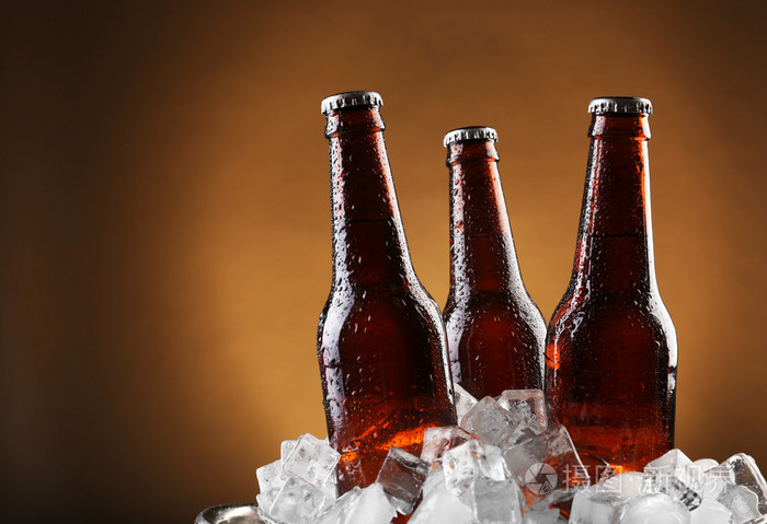 玻璃瓶啤酒在冰块