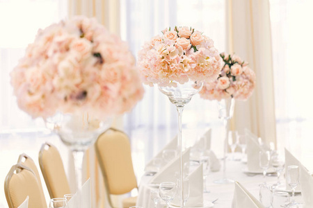 配表事件晚餐餐具和杯子，饰在花瓶中的花作文