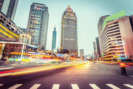 加速度的光迹在现代城市街道的光迹照片