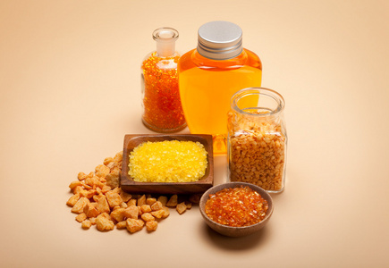 spa 矿物橙色沐浴盐和至关重要的石油