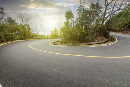 蜿蜒的道路背景中国