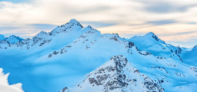 山脉雪冬峰