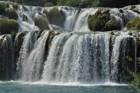 瀑布在克罗地亚的克尔卡国家公园。强度和如诗如画的自然奇迹