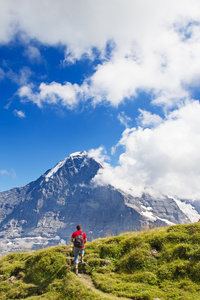 在瑞士的阿尔卑斯山徒步旅行