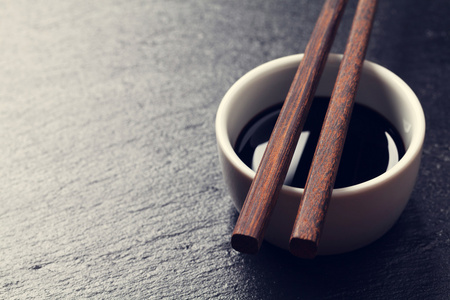 日本寿司筷子超过酱碗