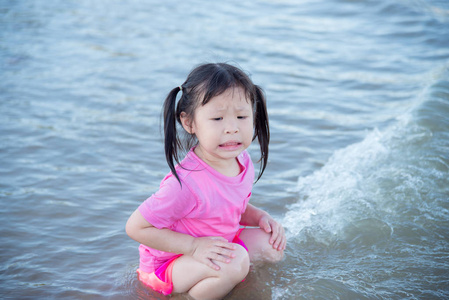 女孩被海浪击中后震惊