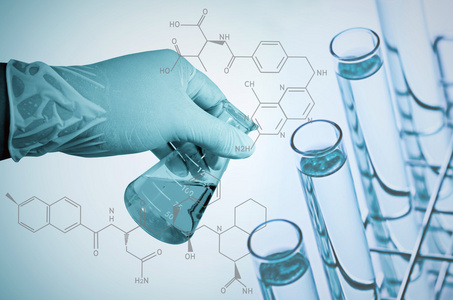 科学家只手握住烧杯，实验室研究概念
