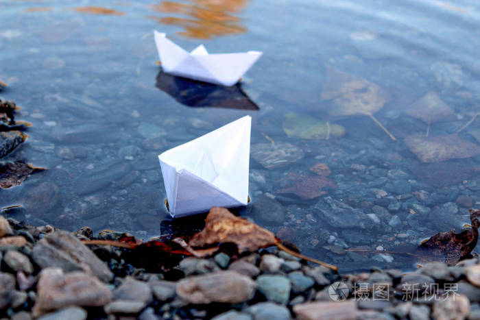 纸在水中,岸上的小船.