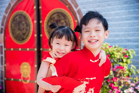 Happysiblings 在中国的传统服装，拿着红包钱