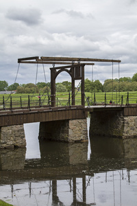 越过护城河的吊桥照片