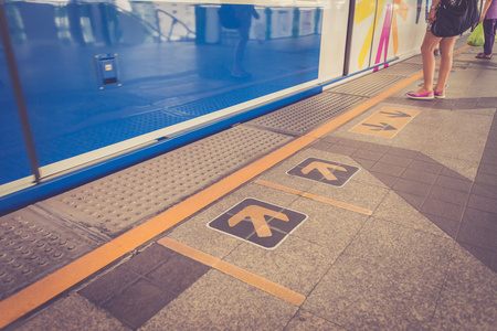 在地板上的箭头标志照片