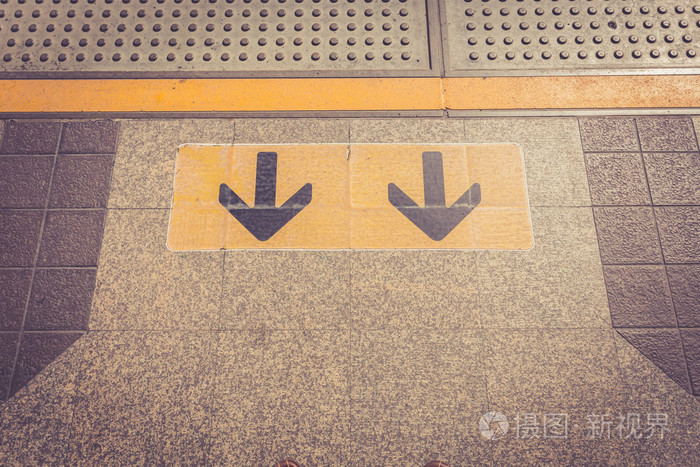 在地板上的箭头标志