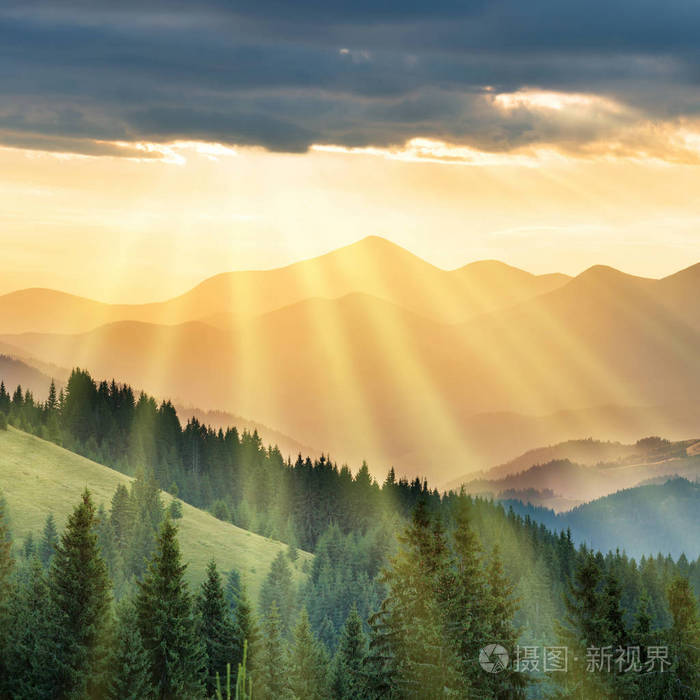 太阳照耀在山脉
