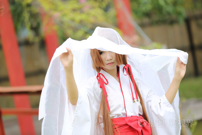 日本妇女的传统服饰巫女