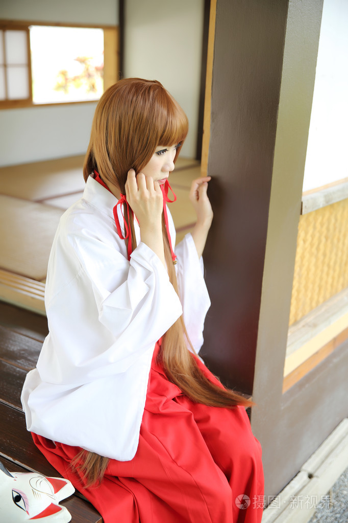 日本妇女的传统服饰巫女