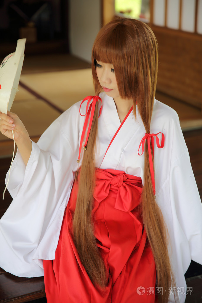 日本妇女的传统服饰巫女