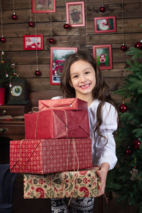 快乐微笑的小女孩 7 岁举行圣诞礼物