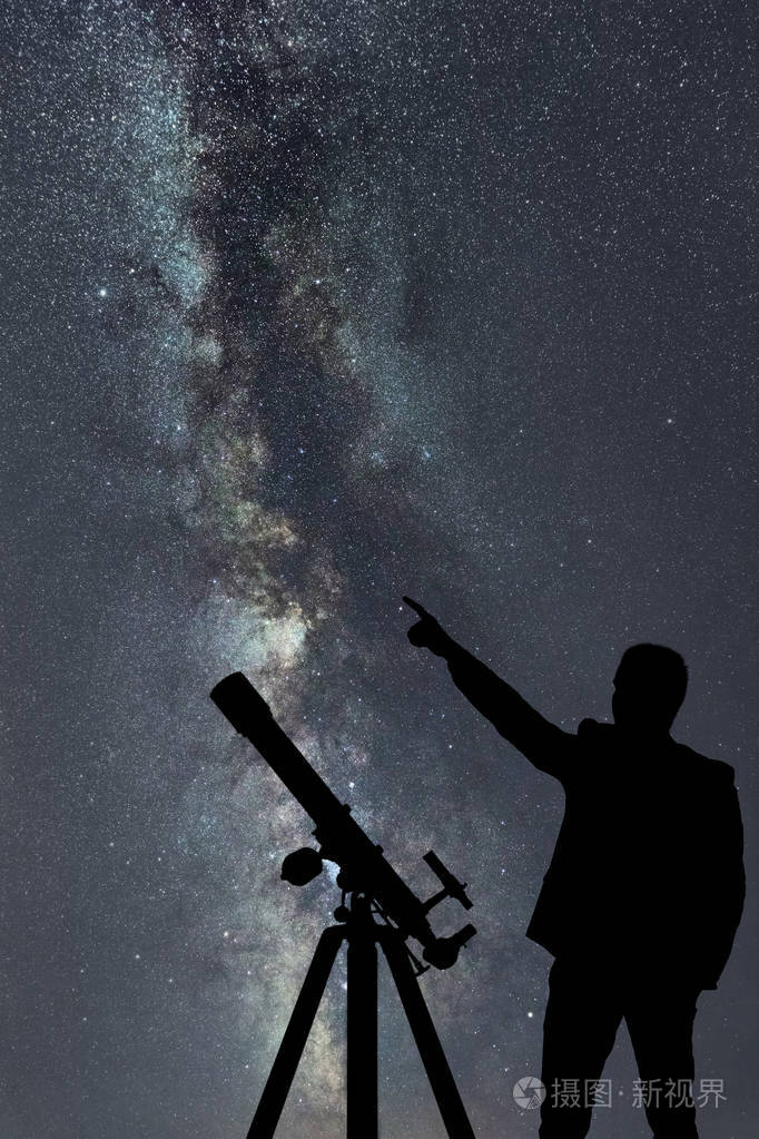 银河系夜晚的天空星星与站立的人的剪影