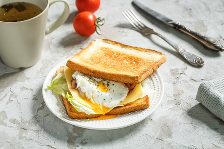 新鲜的三明治配水煮荷包蛋图片