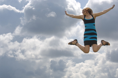 一群人跳起来图片