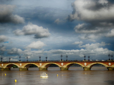在法国的波尔多地区蓬德皮埃尔  老桥