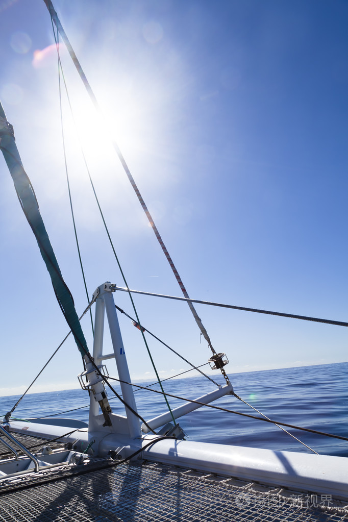 双体船的帆船.平静的蓝色海洋和万里无云的蓝天飞翔是在背景中