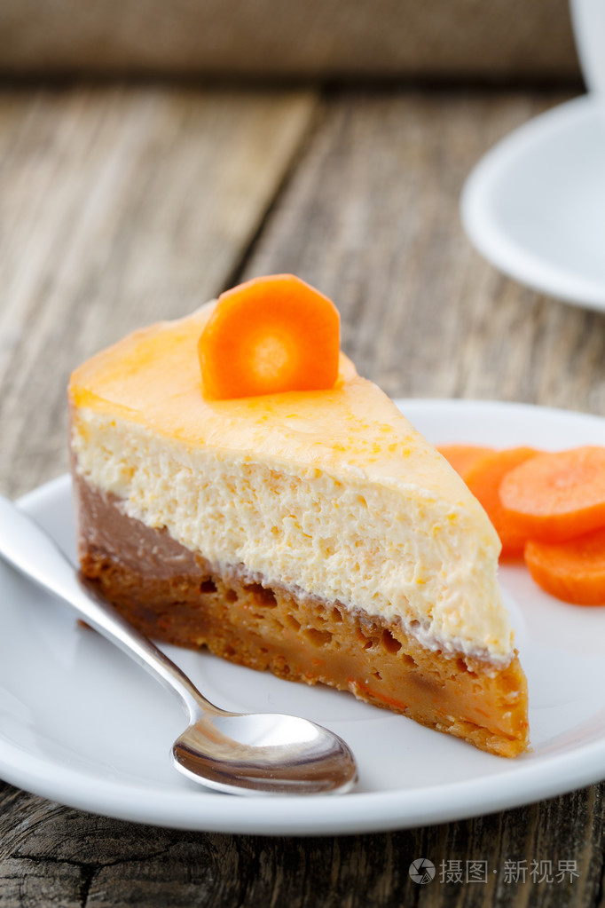 甜一块白板上的胡萝卜蛋糕