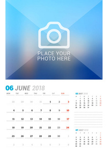 2018 年 6 月。墙上的日历计划模板。矢量设计打印模板与照片的地方。周从星期一开始。在页上的 3 个月