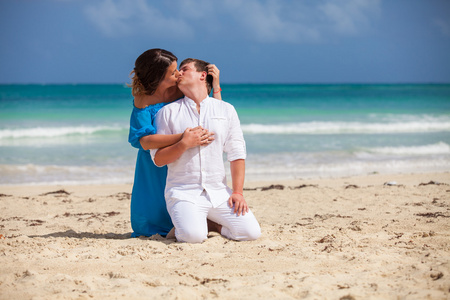 海滩情侣走在浪漫的旅行