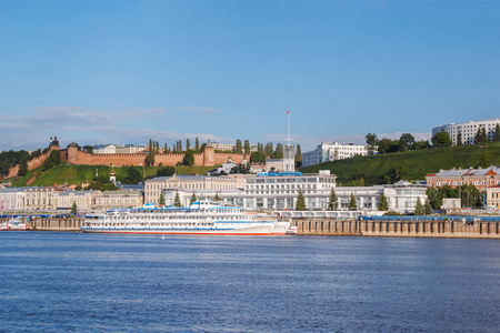 下诺夫哥罗德克里姆林宫 河站和两条客运船