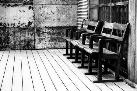 黑色和白色旧木椅在老木室老铁墙葡萄酒
