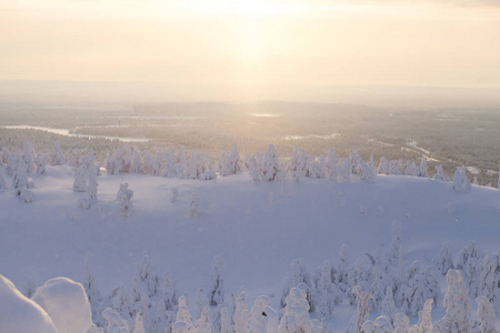 冷山的美景的滑雪胜地，阳光明媚的冬日，与边坡 滑雪和滑雪缆车