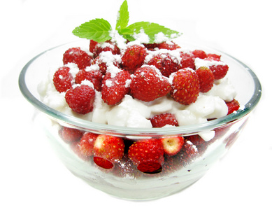 用野生草莓莓果奶布丁甜点