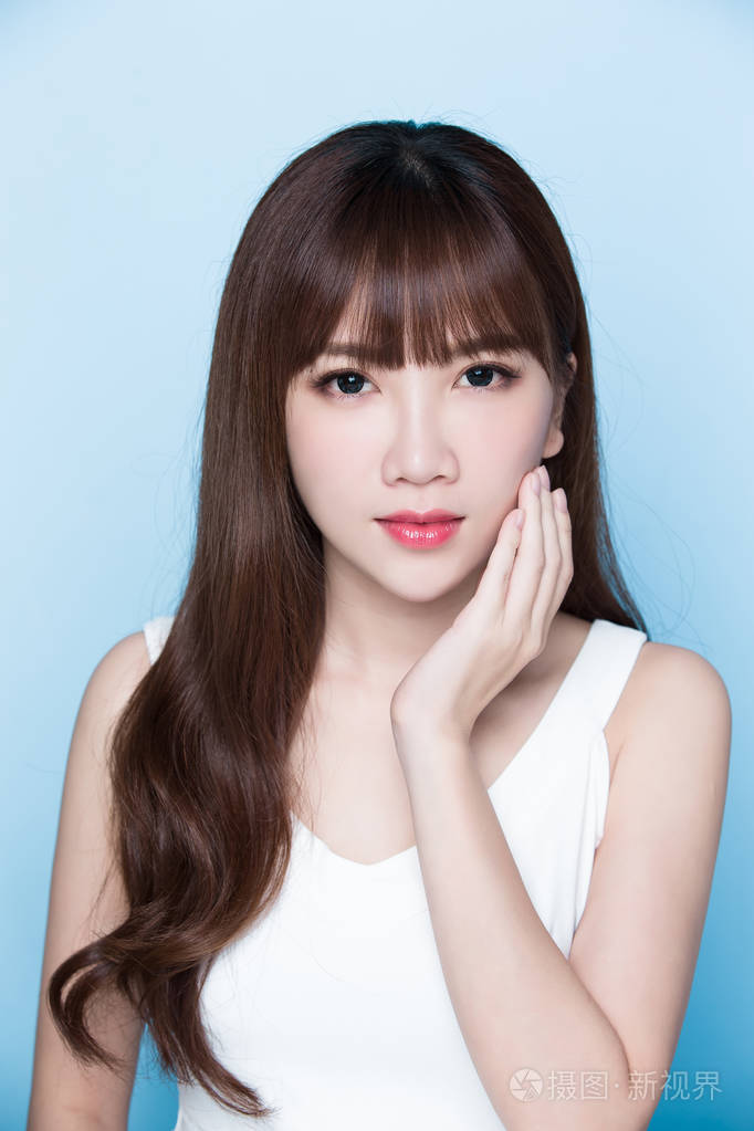 美丽女人触摸她的脸庞