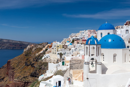 蓝色和白色教堂的圣托里尼岛伊亚村。希腊