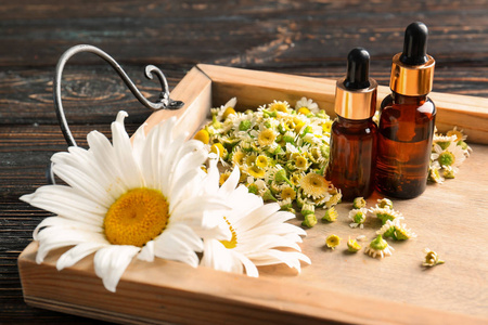 香精油和洋甘菊花照片