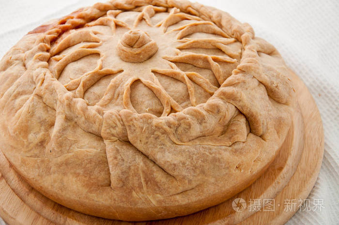塔塔尔族圆用餐巾桌上的馅饼