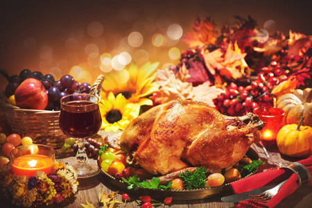 烤整火鸡在感恩节这一天为节日的餐桌上