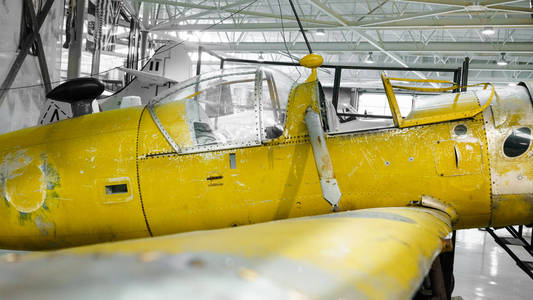 黄绘的螺旋桨飞机