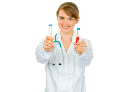 微笑的医生妇女举行测试管在手