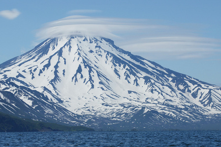 火山和云