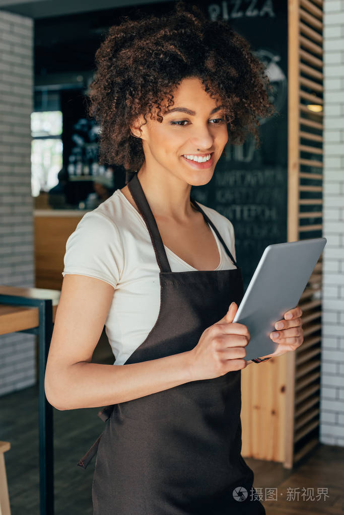 微笑的非洲裔美国女服务员