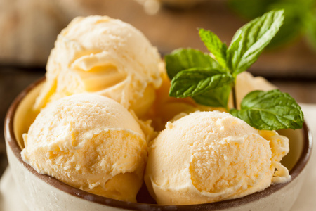 冰淇淋球冰淇淋球自制有机香草冰激淋孤立在白色背景上的冰激淋勺芒果