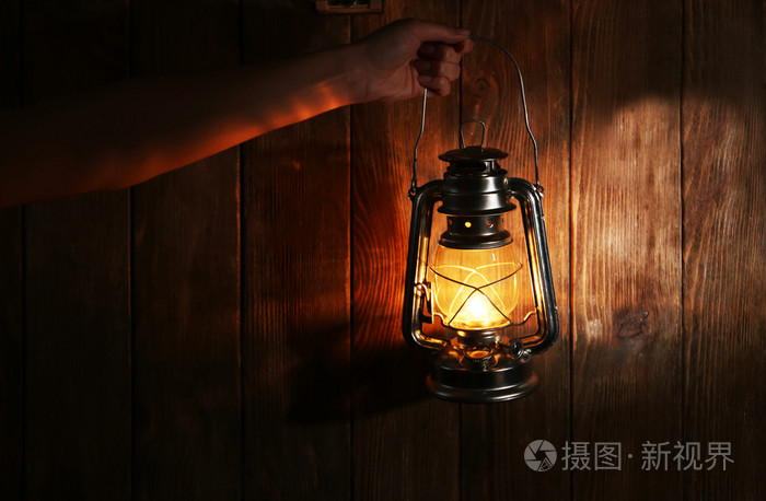 老式灯笼在手中