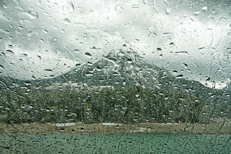 山在挡风玻璃上的雨图片