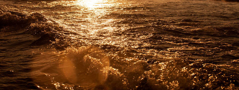 在橘黄色的夕阳的大海图片