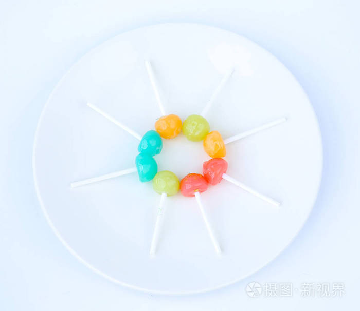 在白色背景上的白色板棒棒糖糖果